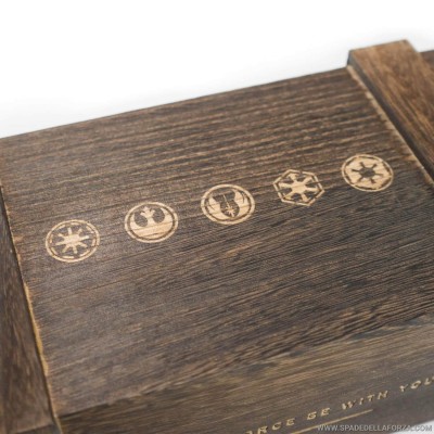 Scatola in legno porta spada laser con incisioni. 43x15x10 cm